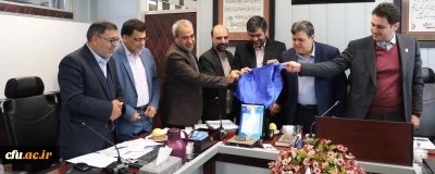 در بیست و هشتمین نشست شورای دانشگاه صورت پذیرفت:

رونمایی از اولین نسخه چاپی نشریه علمی تخصصی «مطالعات کارورزی در تربیت معلم» 