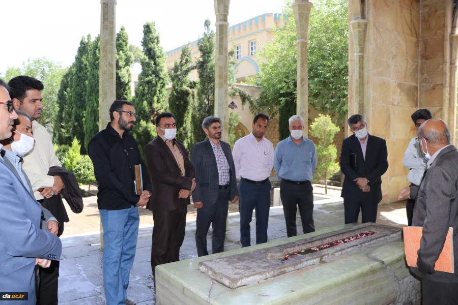 حضور مسئولین و اساتید دانشگاه فرهنگیان اصفهان در آرامگاه صائب  2