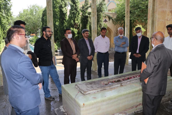 حضور مسئولین و اساتید دانشگاه فرهنگیان اصفهان در آرامگاه صائب  4