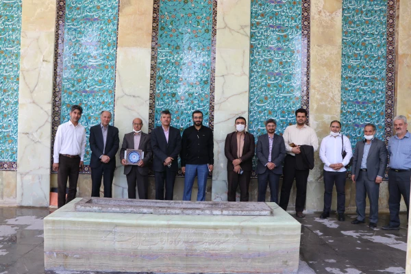حضور مسئولین و اساتید دانشگاه فرهنگیان اصفهان در آرامگاه صائب  6