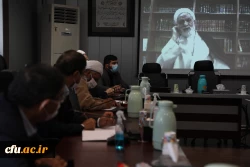 معلم، نجات دهنده انسان است.
 3