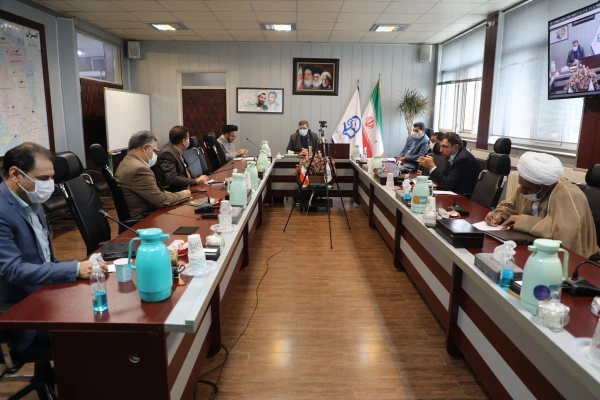 معلم، نجات دهنده انسان است.
 4