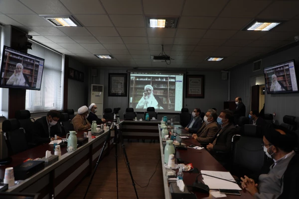 معلم، نجات دهنده انسان است.
 5