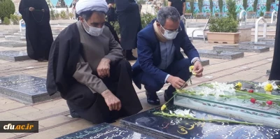 ادای احترام دکتر طاهری نیا به مقام شامخ شهید سلیمانی و دیگر شهدای کرمان

