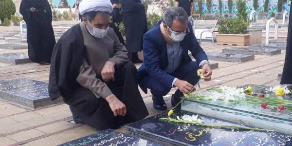 ادای احترام دکتر طاهری نیا به مقام شامخ شهید سلیمانی و دیگر شهدای کرمان
 2