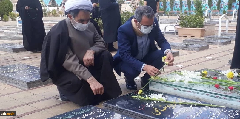 ادای احترام دکتر طاهری نیا به مقام شامخ شهید سلیمانی و دیگر شهدای کرمان
 2