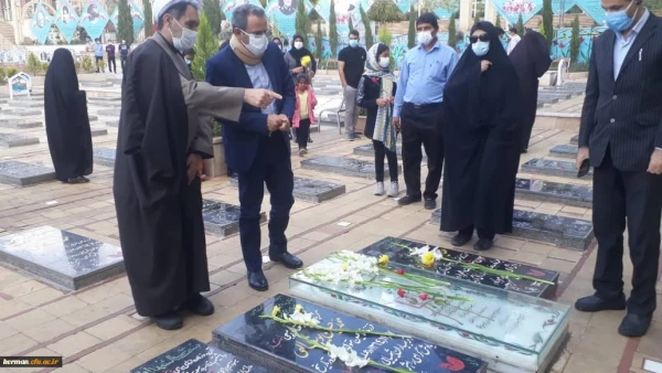 ادای احترام دکتر طاهری نیا به مقام شامخ شهید سلیمانی و دیگر شهدای کرمان
 3