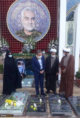 ادای احترام دکتر طاهری نیا به مقام شامخ شهید سلیمانی و دیگر شهدای کرمان
 4