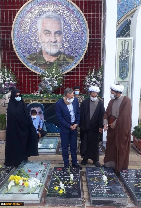 ادای احترام دکتر طاهری نیا به مقام شامخ شهید سلیمانی و دیگر شهدای کرمان
 4