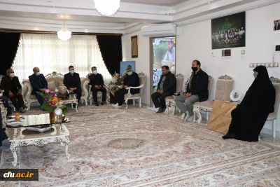 در سفر دکتر خنیفر و هیئت همراه به استان آذربایجان شرقی صورت پذیرفت:

 دیدار دکتر خنیفر و هیئت همراه با خانواده شهید مدافع حرم صادق هدایت اکبری