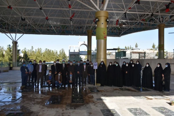 مراسم تجدید میثاق با شهداء و عطرافشانی و غبارروبی گلزار شهدا و دیدار با خانواده شهدا 4