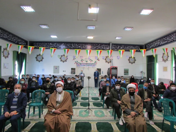 به مناسبت ایام الله دهه فجر و ولادت حضرت زهرا (س) و گرامیداشت بنیانگذار جمهوری اسلامی محفل انس با قرآن کریم در دانشگاه فرهنگیان استان مرکزی برگزار شد 5