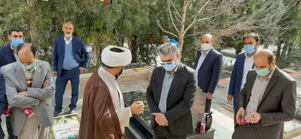 در آستانه چهل و دومین سالگرد پیروزی انقلاب اسلامی ، آئین غبار روبی و عطر افشانی مزار شهدا برگزارشد 6