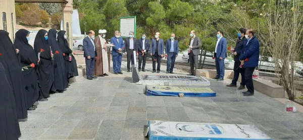 در آستانه چهل و دومین سالگرد پیروزی انقلاب اسلامی ، آئین غبار روبی و عطر افشانی مزار شهدا برگزارشد 7