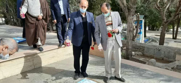 در آستانه چهل و دومین سالگرد پیروزی انقلاب اسلامی ، آئین غبار روبی و عطر افشانی مزار شهدا برگزارشد 8