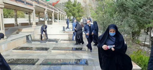 در آستانه چهل و دومین سالگرد پیروزی انقلاب اسلامی ، آئین غبار روبی و عطر افشانی مزار شهدا برگزارشد 10