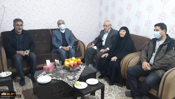 دیدار مسئولین دانشگاه فرهنگیان استان ایلام با خانواده ی دانشجو معلم شهید علی شیروانیان