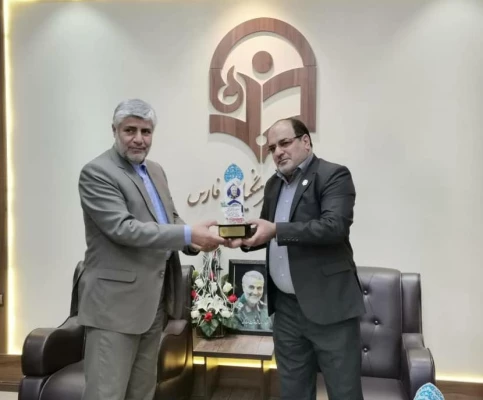 در تصمیم گیری های خرد و کلان کشور باید با نگاه ویژه به معلمان و مدیران آموزشی توجه کرد زیرا شالوده و بنیان آموزش و تربیت معلم در دانشگاه فرهنگیان پایه گزاری میشود باید مشکلات و مسائل فرهنگیان در راس امور قرار گیرد 2