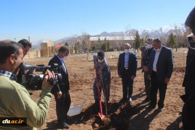 کاشت نهال به مناسبت هفته منابع طبیعی در دانشگاه فرهنگیان استان مرکزی