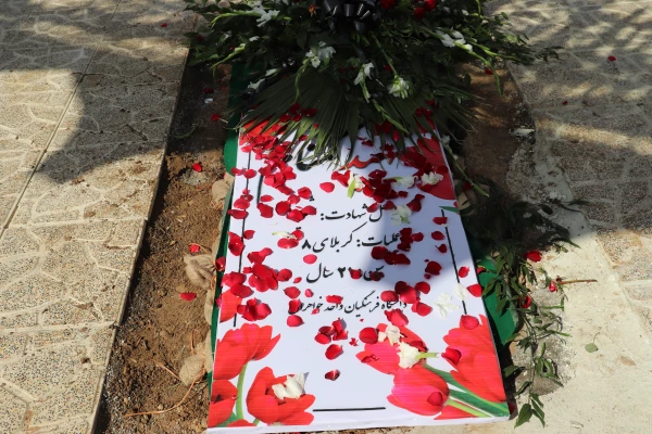 مراسم وداع و تدفین پیکر مطهر شهید گمنام دوران دفاع مقدس در پردیس حضرت زینب کبری(س) استان مرکزی برگزار شد 2