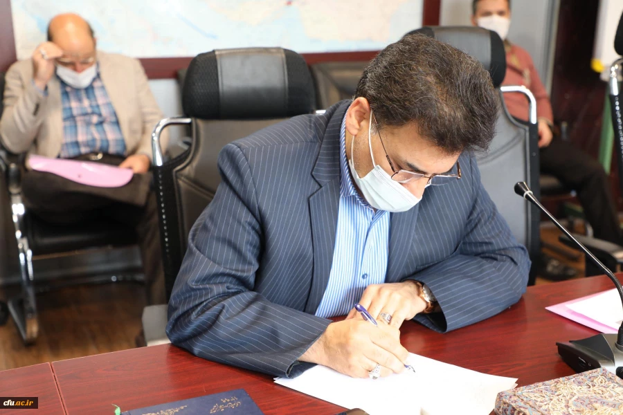  آگاهی و اشراف کامل به قوانین و پاسخگو بودن از وظایف مدیران و کارکنان دانشگاه است 14