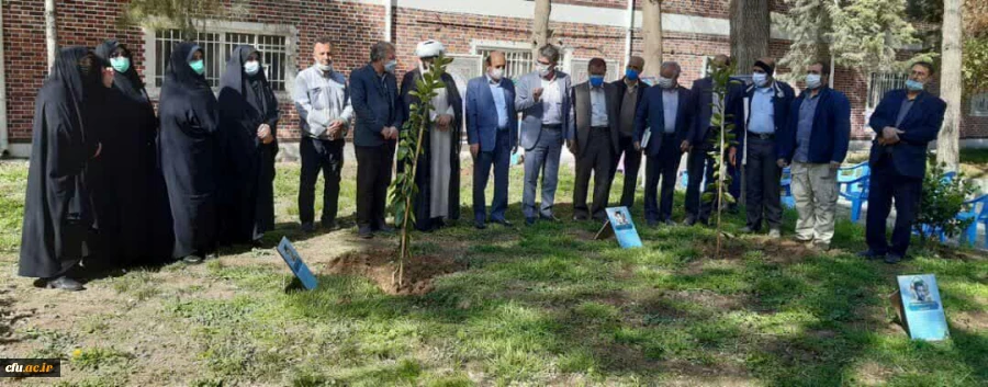 33 اصله درخت در آستانه روز ۲۲ اسفند روز بزرگداشت شهدا در پردیس ها و مراکز دانشگاه فرهنگیان لرستان به یاد 33 شهید دانشجو معلم این دانشگاه غرس شد.  2