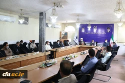 نشست صمیمانه مسئولان دانشگاه با کارکنان
 4