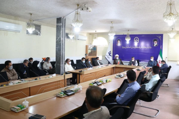 نشست صمیمانه مسئولان دانشگاه با کارکنان
 4