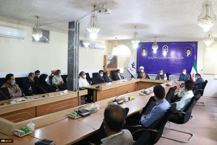 نشست صمیمانه مسئولان دانشگاه با کارکنان
 4