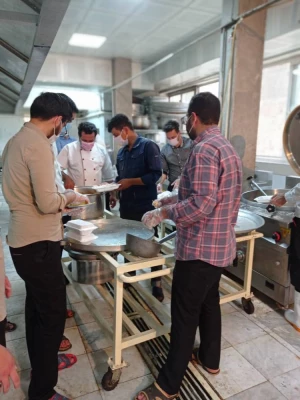 طبخ و توزیع 2000 پرس غذای گرم بین نیازمندان به همت بسیج دانشجویی دانشگاه فرهنگیان استان قزوین 9