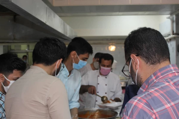 طبخ و توزیع 2000 پرس غذای گرم بین نیازمندان به همت بسیج دانشجویی دانشگاه فرهنگیان استان قزوین 10