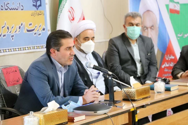 رییس جمهور اصلح از مردم دور نمی شود، با مردم و کنار مردم است. 3