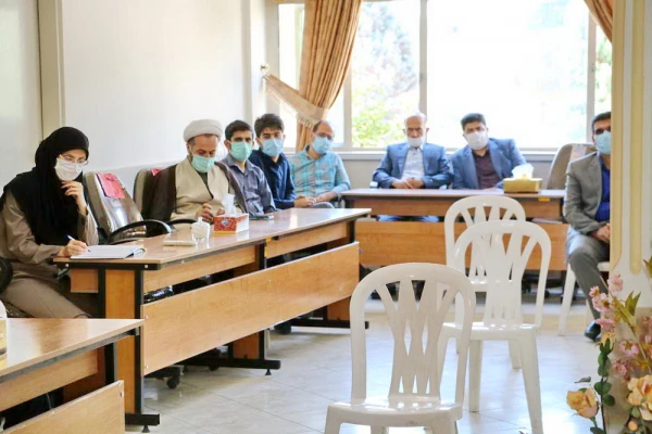 رییس جمهور اصلح از مردم دور نمی شود، با مردم و کنار مردم است. 6