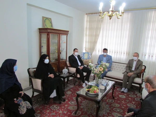دیدارسرپرست دانشگاه فرهنگیان استان مرکزی با خانواده شهید مدافع سلامت، دکتر غلامحسین نادری
 3