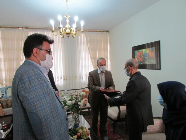 دیدارسرپرست دانشگاه فرهنگیان استان مرکزی با خانواده شهید مدافع سلامت، دکتر غلامحسین نادری
 4