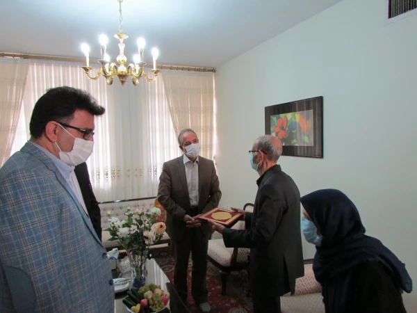 دیدارسرپرست دانشگاه فرهنگیان استان مرکزی با خانواده شهید مدافع سلامت، دکتر غلامحسین نادری
 5