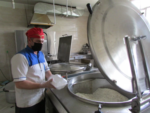 پخت و توزیع غذای نذری توسط دانشگاه فرهنگیان استان مرکزی 3