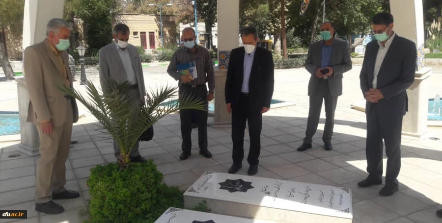 ادای احترام معاون پژوهشی و فناوری دانشگاه فرهنگیان به مقام والای شهدای پردیس شهید بهشتی مشهد 2