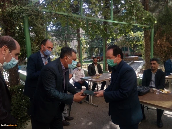 به مناسبت گرامیداشت هفته دفاع مقدس 
مراسم تجلیل از رزمندگان و خانوادهای معظم شهدای پردیس، و رونمایی از کتاب مقر گردویی نوشته دانشجومعلم پردیس علیرضا کریمی در پردیس حکیم فردوسی برگزارشد 5