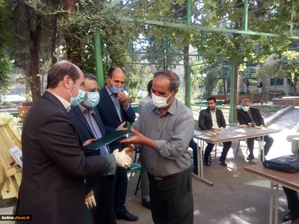 به مناسبت گرامیداشت هفته دفاع مقدس 
مراسم تجلیل از رزمندگان و خانوادهای معظم شهدای پردیس، و رونمایی از کتاب مقر گردویی نوشته دانشجومعلم پردیس علیرضا کریمی در پردیس حکیم فردوسی برگزارشد 6