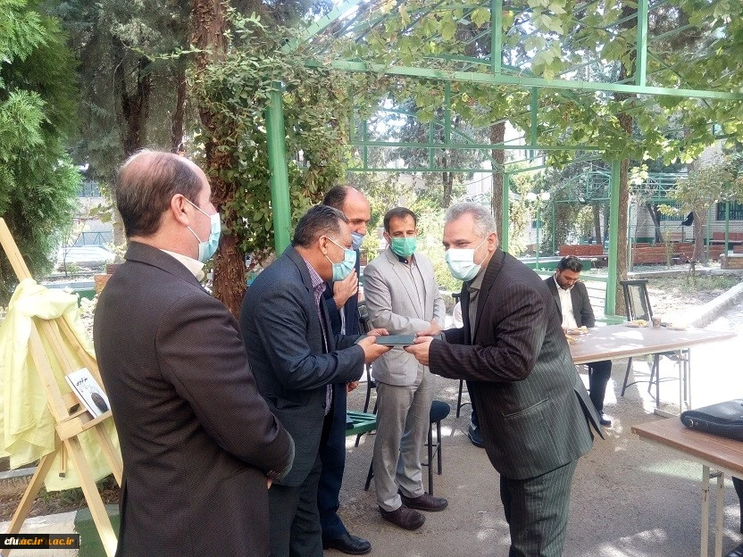 به مناسبت گرامیداشت هفته دفاع مقدس 
مراسم تجلیل از رزمندگان و خانوادهای معظم شهدای پردیس، و رونمایی از کتاب مقر گردویی نوشته دانشجومعلم پردیس علیرضا کریمی در پردیس حکیم فردوسی برگزارشد 7