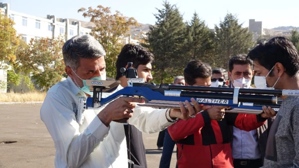 مسابقه تیراندازی با تفنگ بادی ویژه اساتید و کارکنان دانشگاه فرهنگیان کردستان
 6