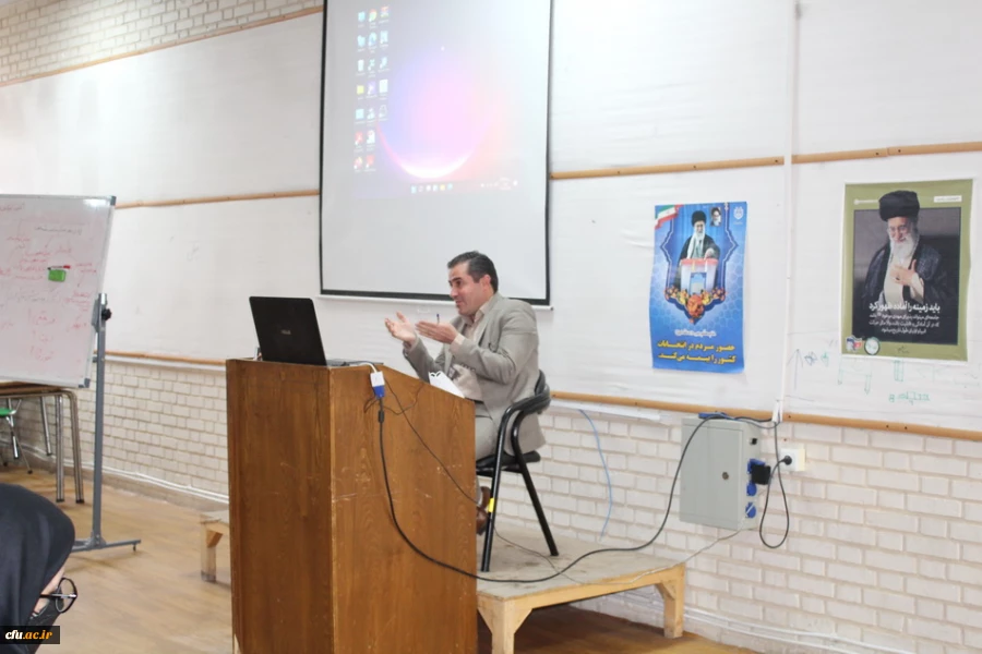 دانشجو، معلمی را در کارورزی عملا تجربه می کند. 2