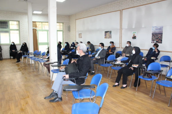 دانشجو، معلمی را در کارورزی عملا تجربه می کند. 4