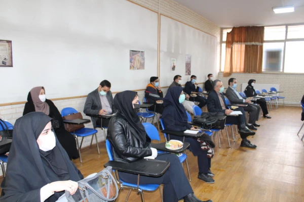 دانشجو، معلمی را در کارورزی عملا تجربه می کند. 5