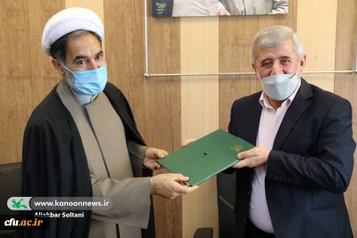 در جریان دیدار رئیس کانون زبان ایران و سرپرست دانشگاه فرهنگیان کرمان صورت گرفت:

امضای تفاهم نامه همکاری میان دانشگاه فرهنگیان کرمان و کانون زبان ایران 