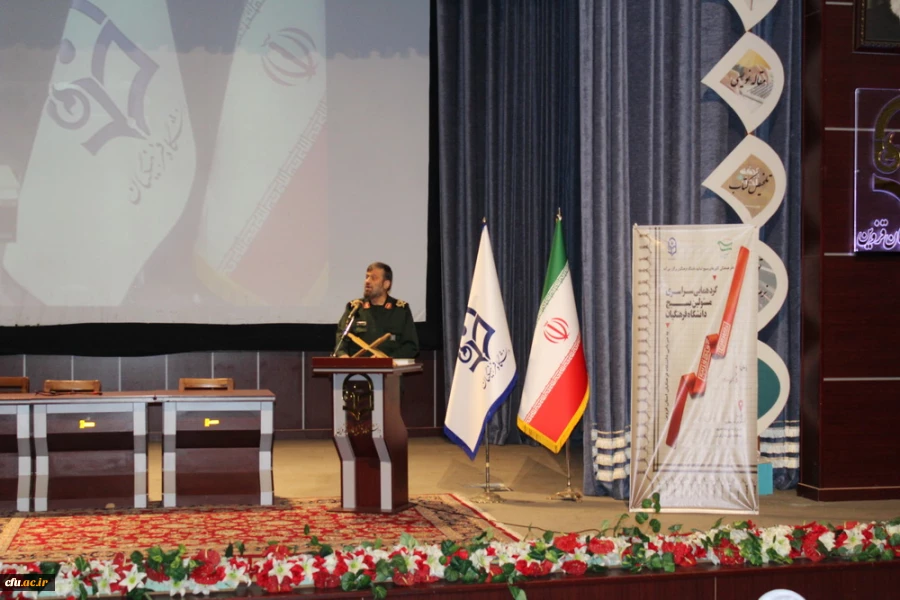 مهم ترین وظیفه امروز بسیج اساتید حفظ مرزهای فکری و عقیدتی دانشجویان در برابر تجاوز دشمنان می باشد. 2