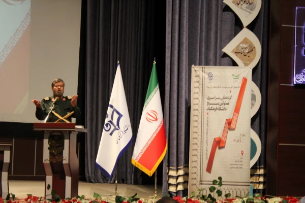 مهم ترین وظیفه امروز بسیج اساتید حفظ مرزهای فکری و عقیدتی دانشجویان در برابر تجاوز دشمنان می باشد. 3