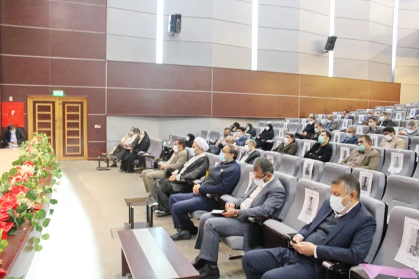 مهم ترین وظیفه امروز بسیج اساتید حفظ مرزهای فکری و عقیدتی دانشجویان در برابر تجاوز دشمنان می باشد. 4