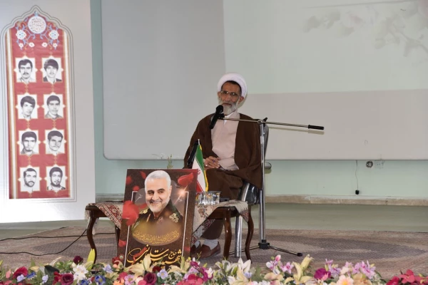 برگزاری ویژه برنامه بزرگداشت روز دانشجو
 3